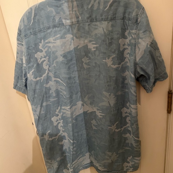 Men’s Levi’s Short Sleeve Camo Button Up - Size M - Picture 5 of 6